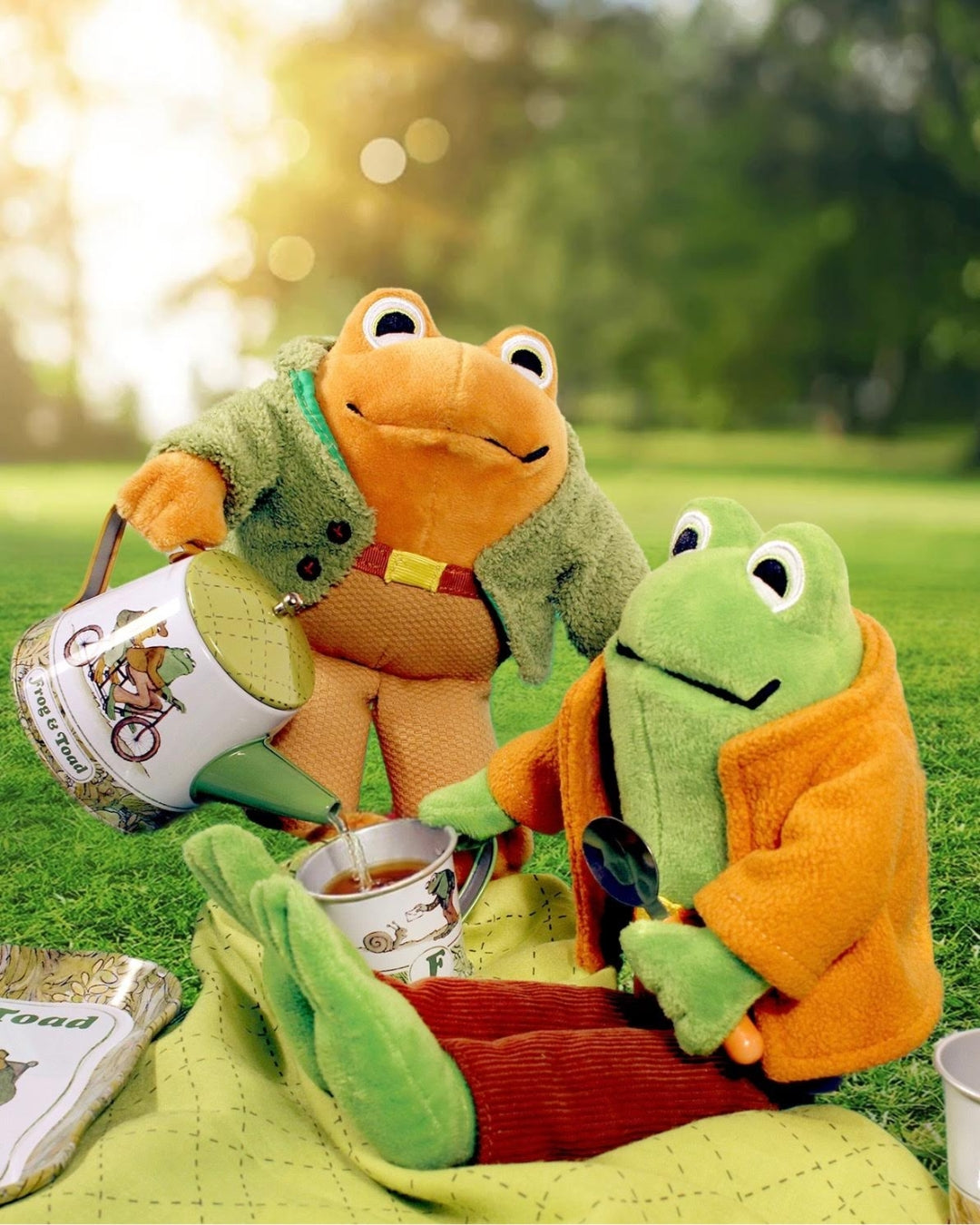 FROG AND TOAD 15-PIECE TIN PICNIC SET